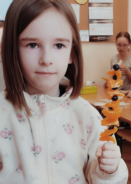 KLASA 3B PRZYGOTOWUJE ZDROWE PRZEKĄSKI - SZASZŁYKI OWOCOWE