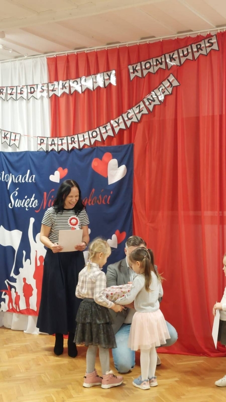 Wręczenie nagród na V Międzyprzedszkolnym Konkursie Piosenki Patriotycznej. 