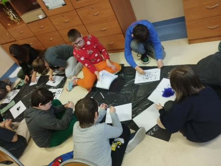 Lekcja kleksografii w klasie 4B