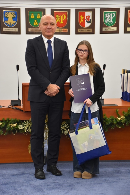 Sukcesy naszych uczennic w konkursie plastycznym na kartkę bożonarodzeniową !